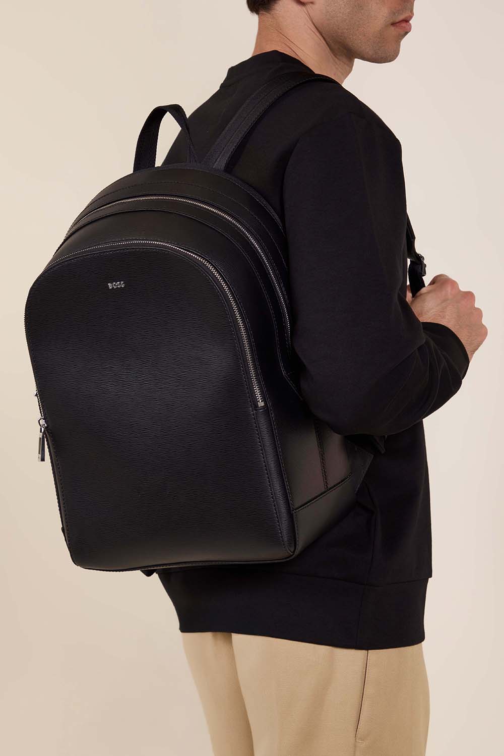 תמונת כל הלוק של תיק גב